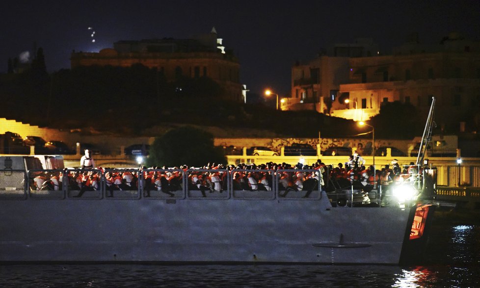 Malta převzala 356 migrantů z lodě Ocean Viking (23. 8. 2019).