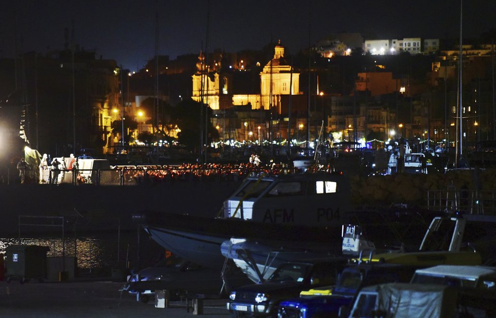 Malta převzala 356 migrantů z lodě Ocean Viking (23. 8. 2019).
