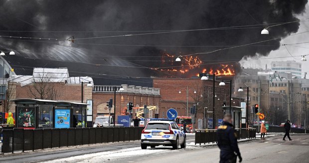 Mohutný požár velkého rozestavěného akvaparku: Exploze, hustý dým a 16 zraněných ve Švédsku
