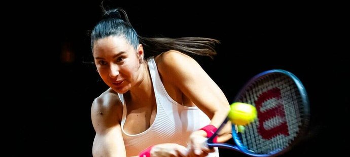Při tenisu jí zvětšená ňadra prý nepřekážejí.