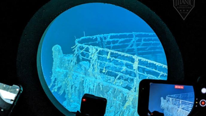 Příď Titaniku, jak je vidět oknem Titanu, ponorky společnosti OceanGate Expeditions.