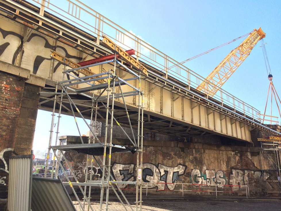 Rekonstrukce Negrelliho viaduktu je v plném proudu.