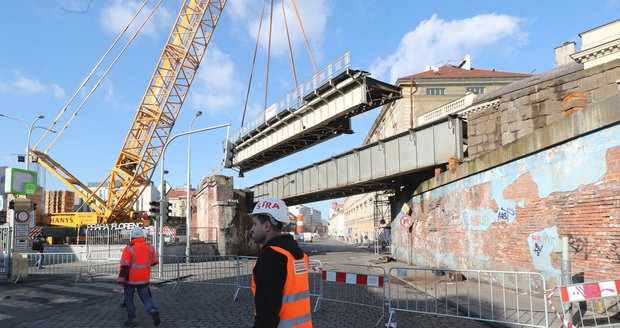 Další etapa rekonstrukce Negrelliho viaduktu: dělníci snesli k zemi starý ocelový most z roku 1936.