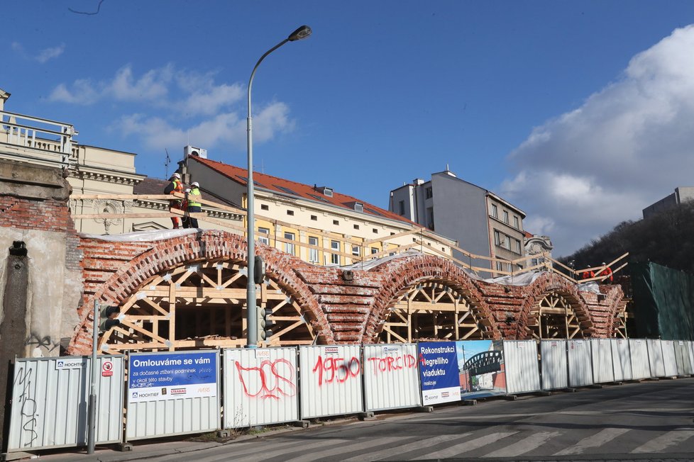 Rekonstrukce Negrelliho viaduktu je v plném proudu.