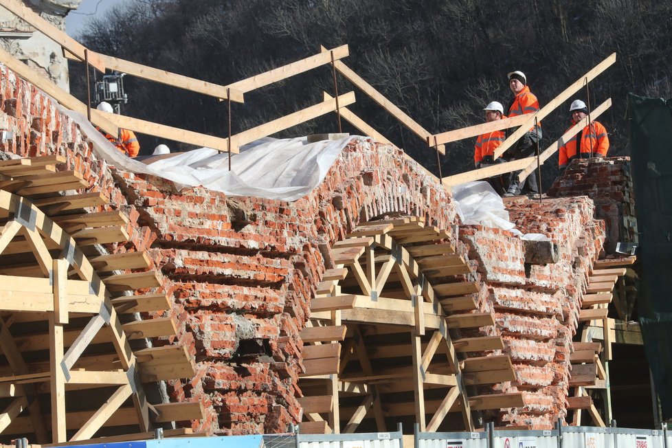 Rekonstrukce Negrelliho viaduktu je v plném proudu.