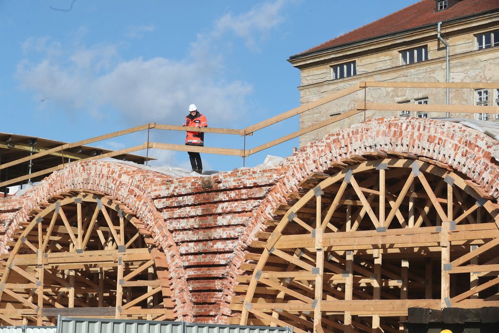 Rekonstrukce Negrelliho viaduktu je v plném proudu.