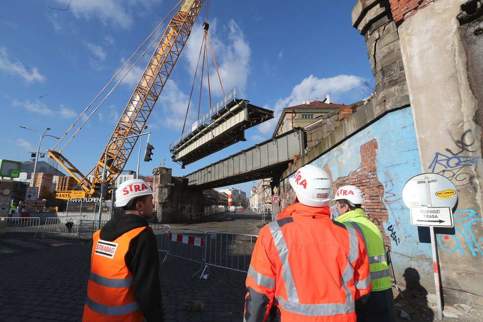Další etapa rekonstrukce Negrelliho viaduktu: dělníci snesli k zemi starý ocelový most z roku 1936.