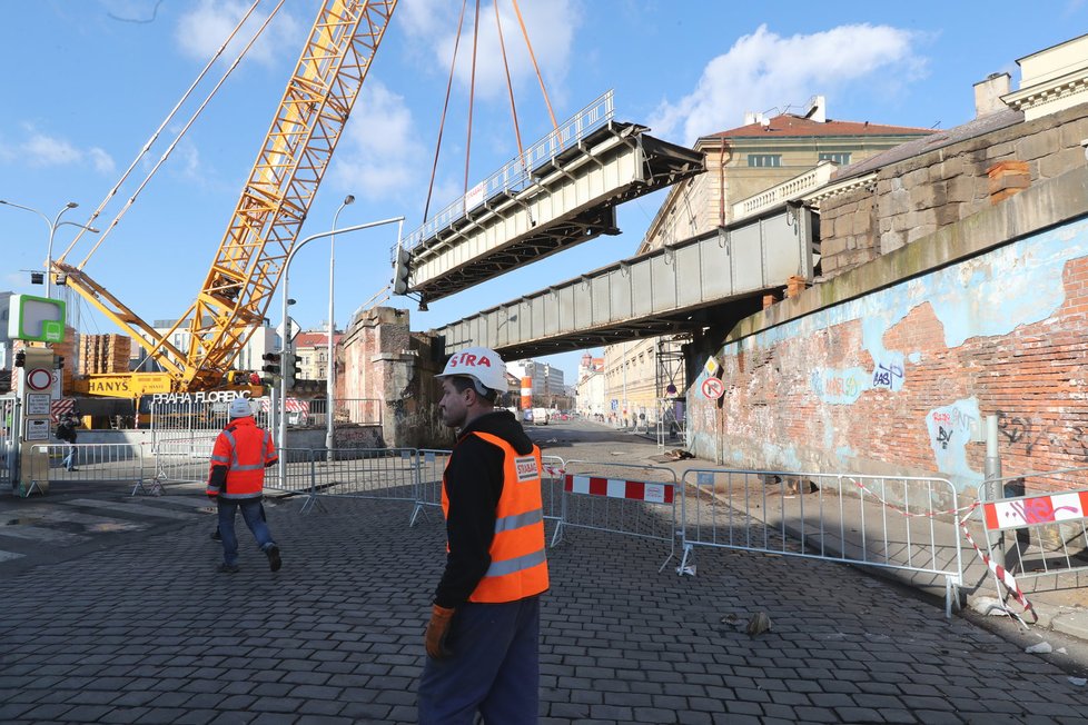 Další etapa rekonstrukce Negrelliho viaduktu: dělníci snesli k zemi starý ocelový most z roku 1936.