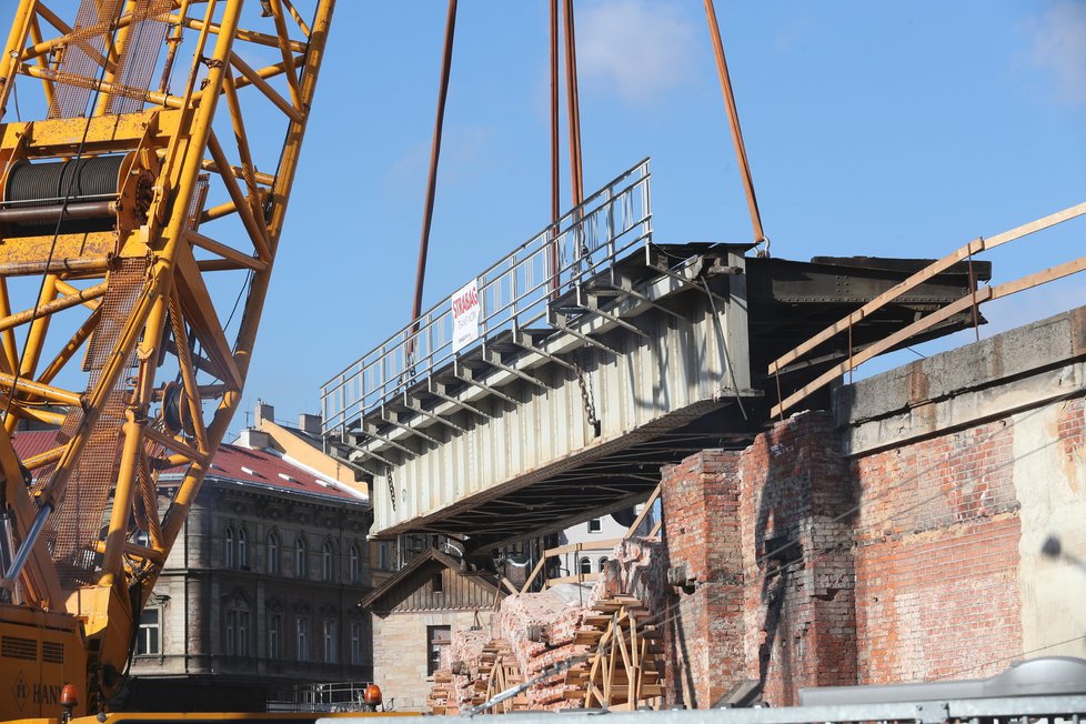 Rekonstrukce Negrelliho viaduktu je v plném proudu.