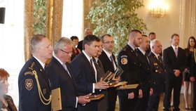 Na Pražském hradě se rozdávaly ocenění za záchrany životů v loňském roce. Profesionálům i "obyčejným" lidem.