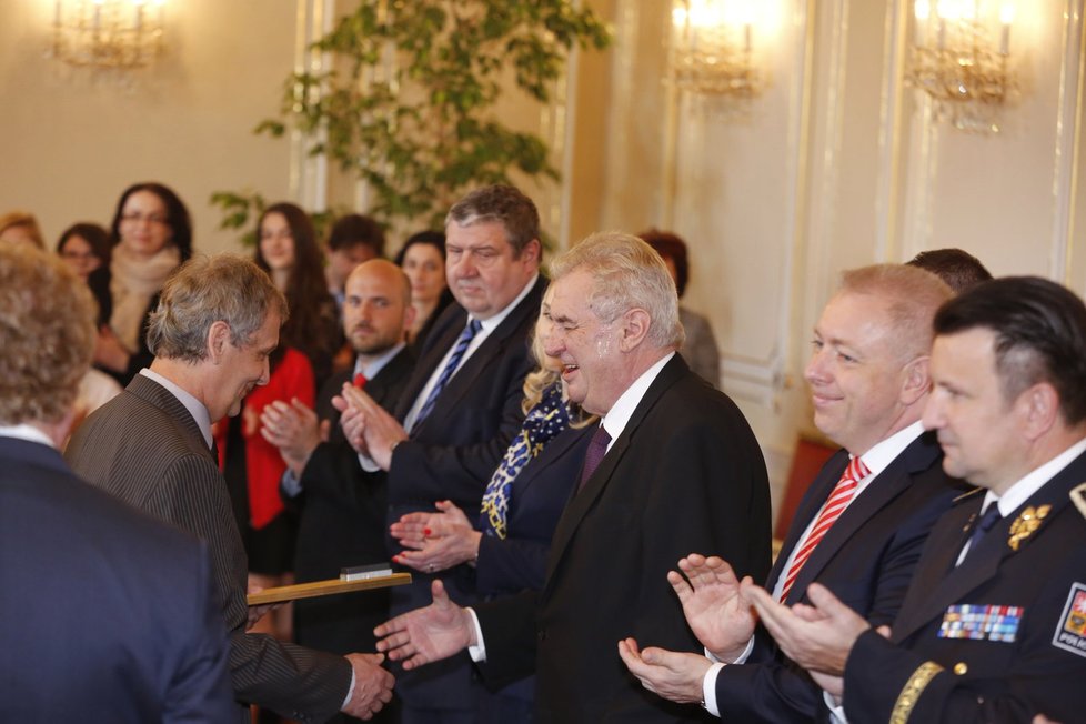 Na Pražském hradě se rozdávaly ocenění za záchrany životů v loňském roce. Profesionálům i &#34;obyčejným&#34; lidem.