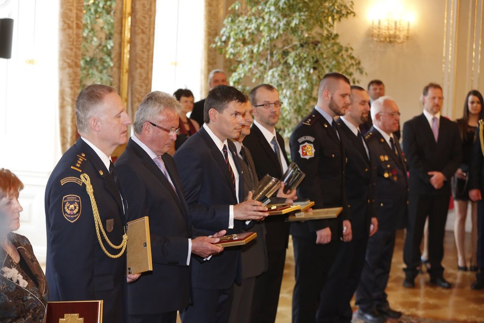 Na Pražském hradě se rozdávaly ocenění za záchrany životů v loňském roce. Profesionálům i &#34;obyčejným&#34; lidem.