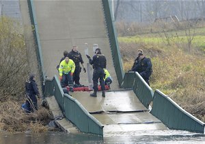 Policisté, kteří zasahovali u zřícené lávky v Troji, dostali ocenění od ředitel pražské policie brigádního generála Miloše Trojánka.