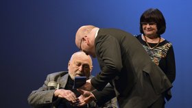 Ministr kultury Daniel Herman (uprostřed) udělil 27. února v Praze cenu Rytíř české kultury sochaři Olbramu Zoubkovi.