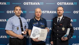 Oceněná trojice, strážník Petr Komoň, civilista Vladimír Tomčák a policista Tomáš Zevel (zleva).