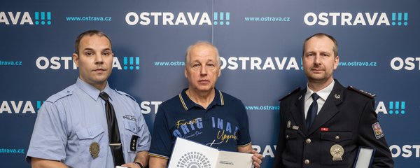 Oceněná trojice, strážník Petr Komoň, civilista Vladimír Tomčák a policista Tomáš Zevel (zleva).