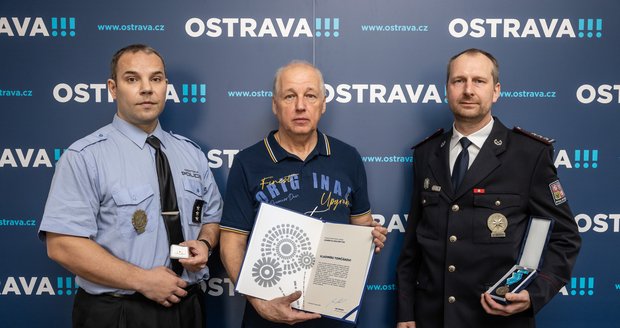Nepotápěl se, topil se! Mladíka (19) z Ostravy vylovil senior, policista a strážník