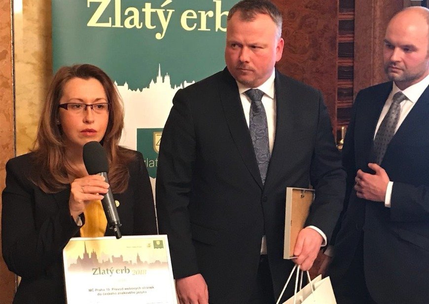 Praha 10 obdržela za své webové stránky hlavní cenu v oblasti nejlepší elektronické služby v soutěži Zlatý erb. Důvodem byly její propracované stránky pro neslyšící občany.