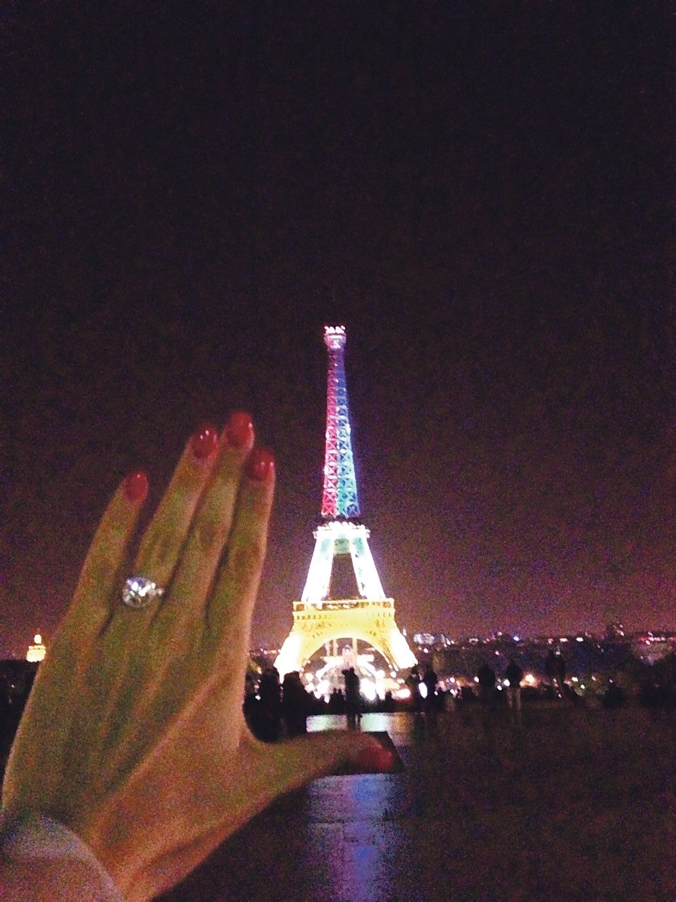 U Eiffelovky se Ochotská pochlubila zásnubním prstýnkem od Rosola.