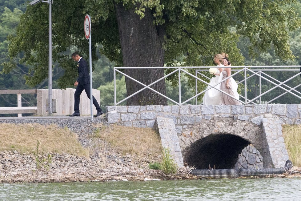 Jak vznikaly svatební fotky Míši Ochotské a Lukáše Rosola?