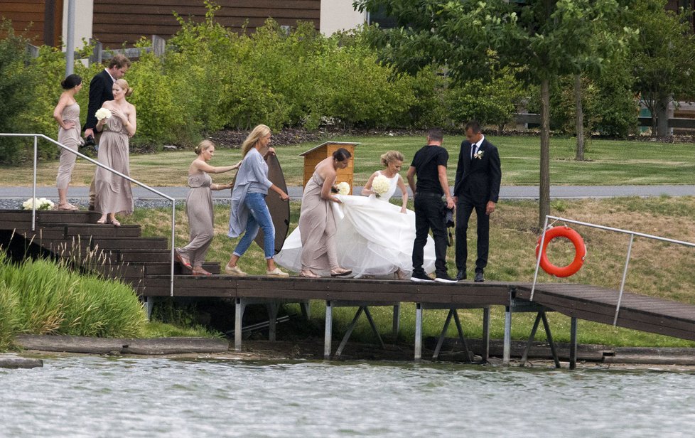 Jak vznikaly svatební fotky Míši Ochotské a Lukáše Rosola.