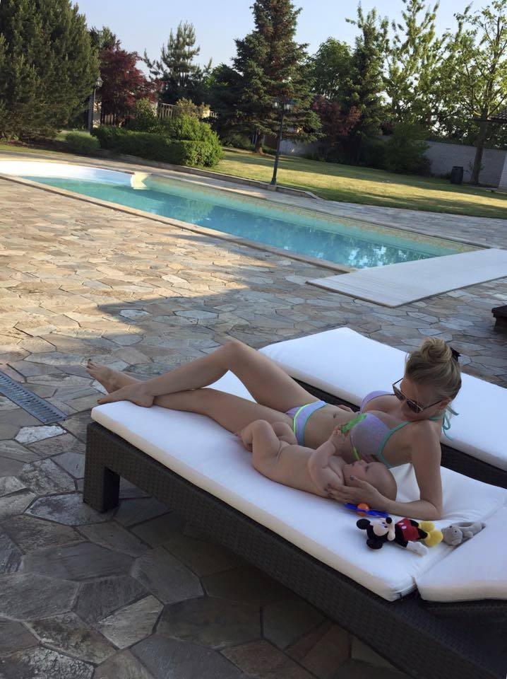 Takhle si užívá mateřství u bazénu Michaela se synem Andrém.