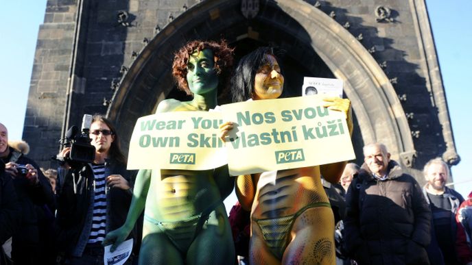 Členky PETA protestují v Praze. V prosinci.
