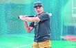 Jan Čenský v hale baseballistů Eagles Praha. Soustředěný výraz, oči na míč. A švih. Jan Čenský v hale baseballistů Eagles Praha. Soustředěný výraz, oči na míč. A švih.