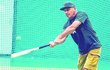 Jan Čenský v hale baseballistů Eagles Praha. Soustředěný výraz, oči na míč. A švih. Jan Čenský v hale baseballistů Eagles Praha. Soustředěný výraz, oči na míč. A švih.