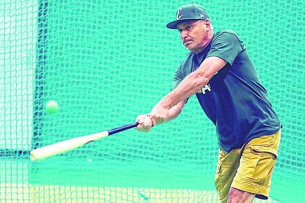 Jan Čenský v hale baseballistů Eagles Praha. Soustředěný výraz, oči na míč. A švih.