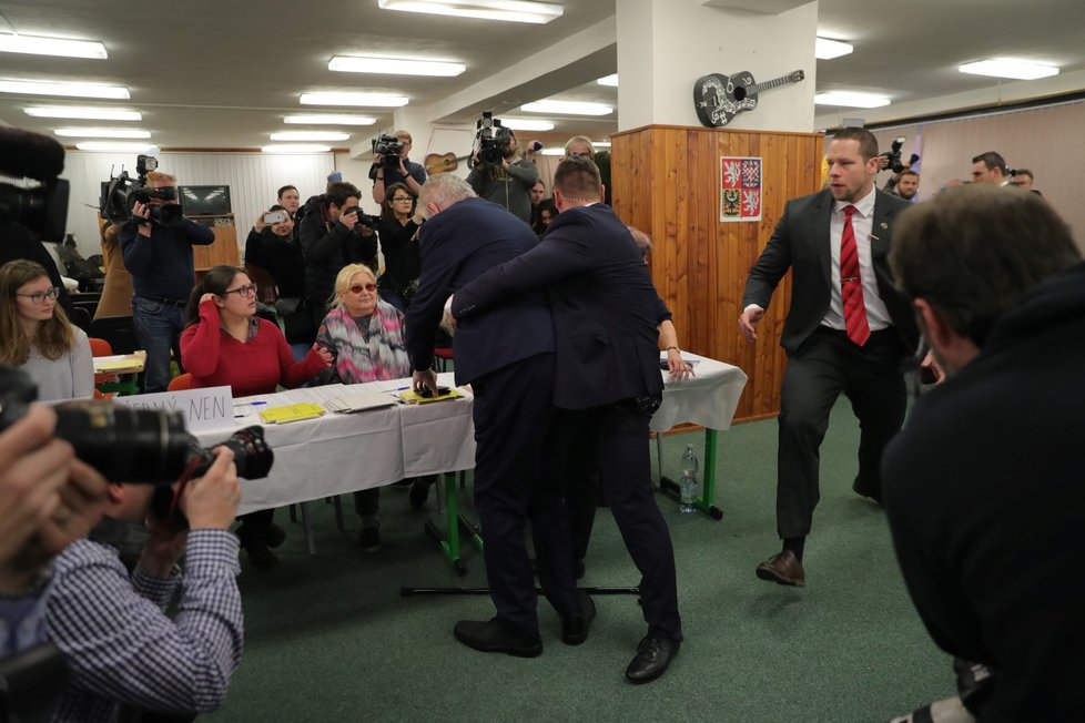 Zemanova ochranka v akci během prezidentských voleb. Na prezidenta vystartovala polonahá aktivistka