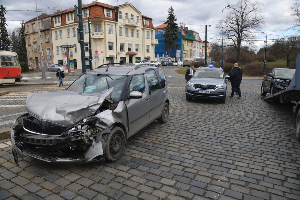 Nedaleko Pražského hradu bouralo auto policejní ochranky.