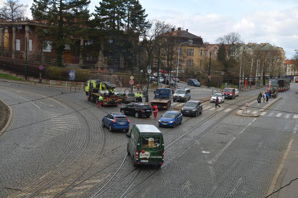 Nedaleko Pražského hradu bouralo auto policejní ochranky.