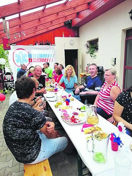 Oslava s jeho ženou a kolegy ze záchranné služby.