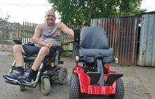 Ochrnutý Pavel pracuje pro obec: Sousedé se mu odvděčili novým vozíkem