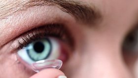 »Ztratí se« v oku, způsobí slepotu! 10 mýtů a pravd o kontaktních čočkách