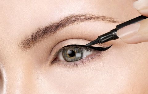 Test očních linek: Jsou lepší fixy, klasické tužky nebo ty se štětečkem? 