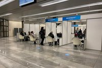 Obří zájem o očkování v Praze! Na Chodově se čeká až hodinu a půl, Kongresové centrum je bez front