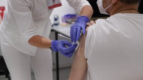 Otevření očkovacího místa bez registrace v obchodním domě na pražském Chodově (12. 7. 2021)