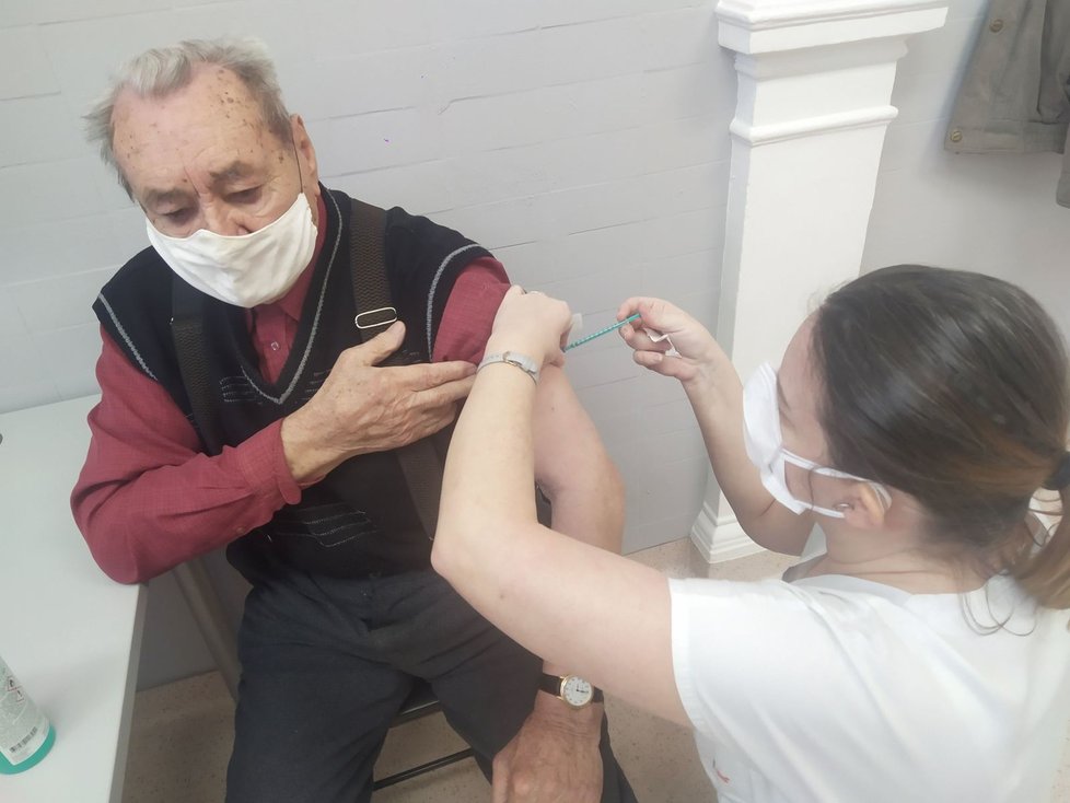 Očkování proti koronaviru nemusí seniory kvůli slabé imunitě stoprocentně ochránit před nákazou