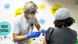 Češi zkoušeli získat třetí dávku vakcíny dřív i bez nároku. Válkův resort řeší zefektivnění