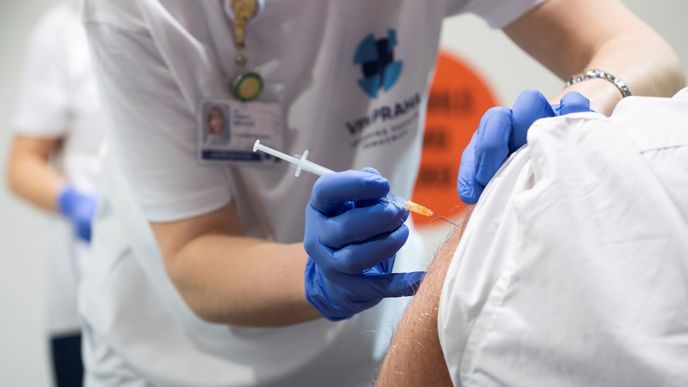 S povinným očkováním proti covidu souhlasí 52 procent lidí, 42 procent nikoli