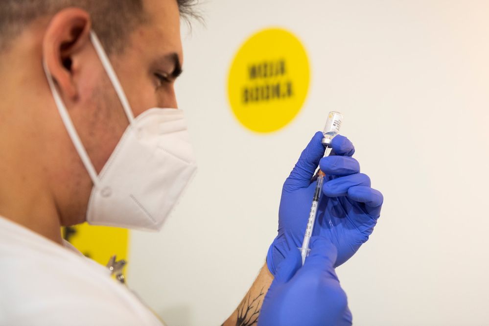 Všeobecná fakultní nemocnice v pražském obchodním domě Kotva zprovoznila vakcinační centrum k očkování proti nemoci covid-19 (13. 12. 2021)
