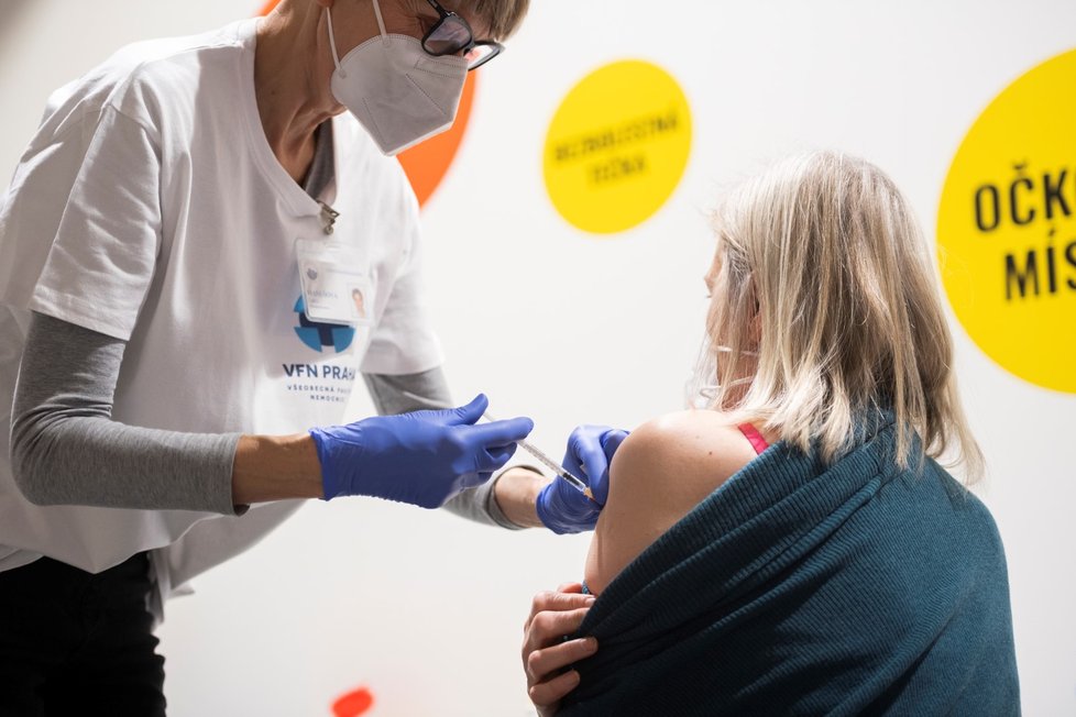 Všeobecná fakultní nemocnice v pražském obchodním domě Kotva zprovoznila vakcinační centrum k očkování proti nemoci covid-19 (13. 12. 2021)