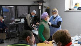 O očkování v požární zbrojnici v Poříčí nad Sázavou na Benešovsku, zajišťované krajským mobilním týmem, projevilo zájem přes 80 lidí (18. 11. 2021)