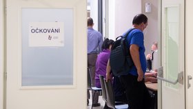 Očkování zaměstnanců společnosti Foxconn proti koronaviru v Pardubicích (15. 11. 2021)