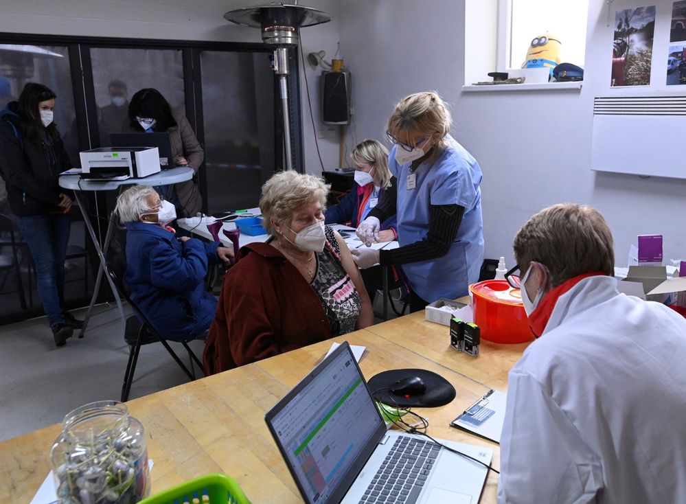 O očkování v požární zbrojnici v Poříčí nad Sázavou na Benešovsku, zajišťované krajským mobilním týmem, projevilo zájem přes 80 lidí (18. 11. 2021)