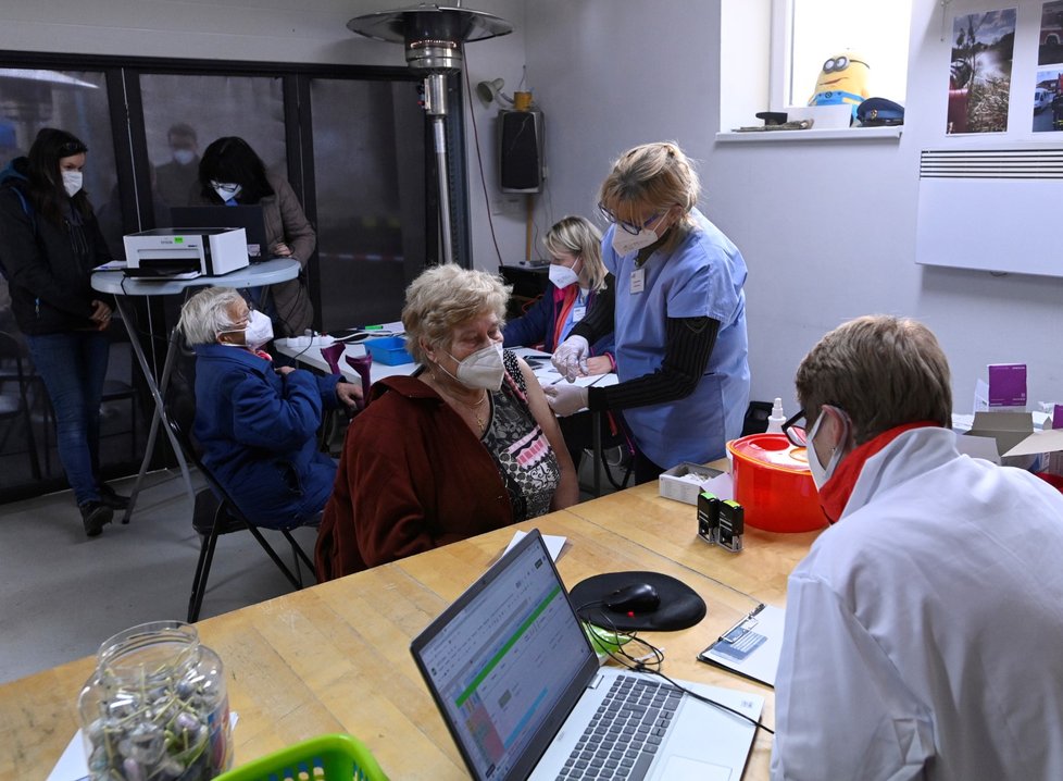 O očkování v požární zbrojnici v Poříčí nad Sázavou na Benešovsku, zajišťované krajským mobilním týmem, projevilo zájem přes 80 lidí (18. 11. 2021).