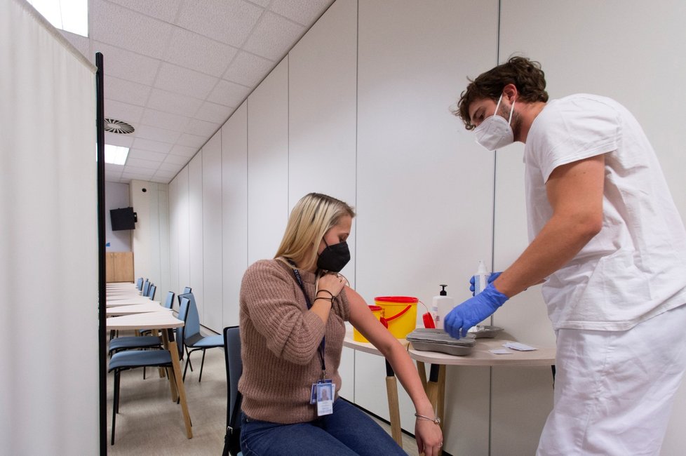 Očkování zaměstnanců společnosti Foxconn proti koronaviru v Pardubicích (15. 11. 2021).