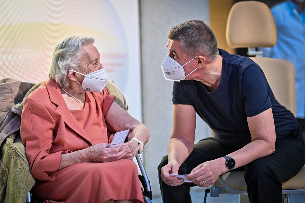 Andrej Babiš se nechal očkovat 27. prosince 2020. Na snímku s Emílií Řepíkovou, válečnou veteránkou, která dostala vakcínu také